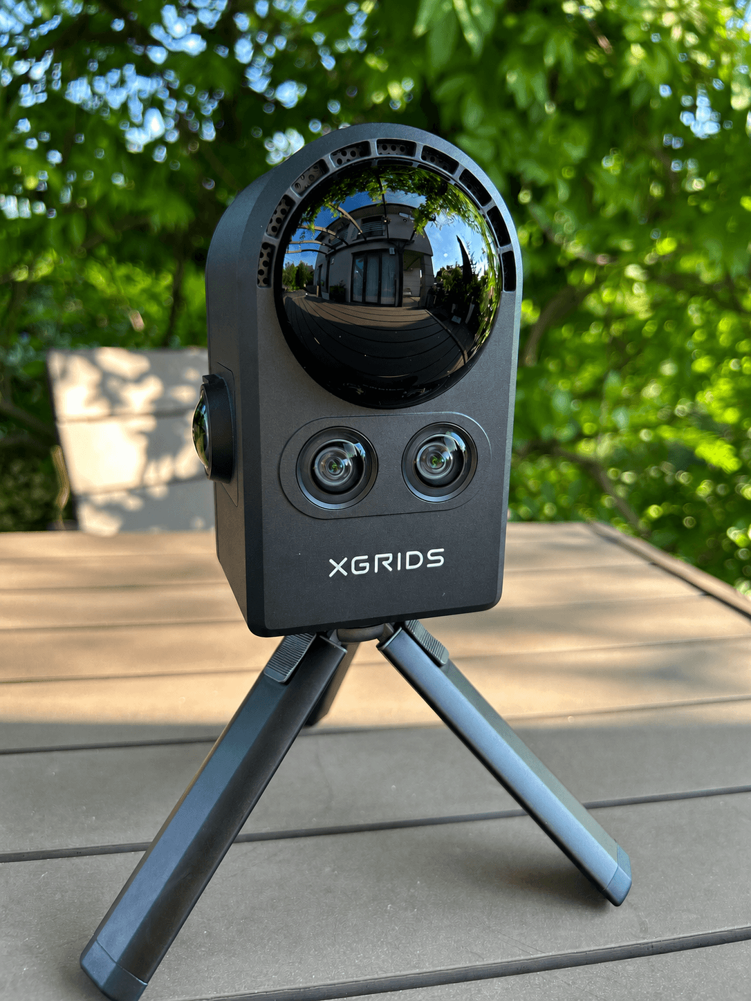 XGRIDS Portal Cam - skaner 3D do Gaussian Splatting Kamera XGRIDS Portal Cam ustawiona na statywie - mobilny skaner przestrzeni 3D w technologii Gaussian Splatting